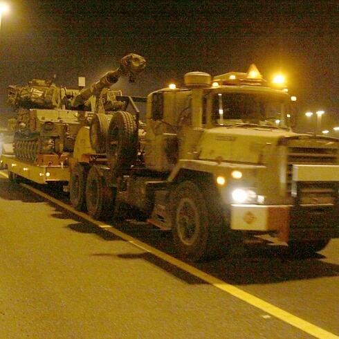 IDF tanks transferred away from Gaza overnight (Photo: Avi Mualem)