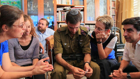 Deputy Eitan visiting the Goldin family. (Photo: Vicky Photographers)
