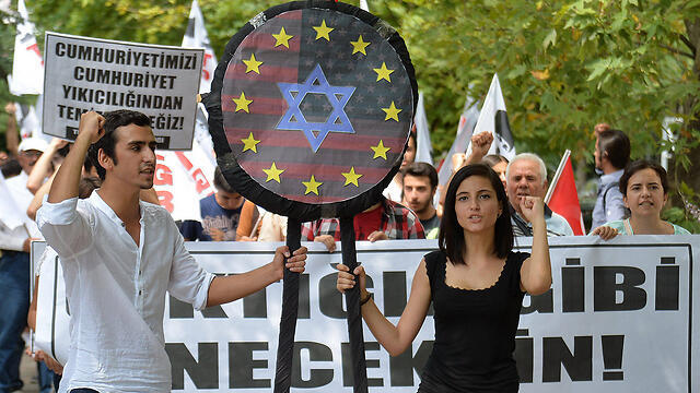 Protests against Erdogan's election in Turkey (Photo: Reuters ) (צילום: רויטרס) Protests against Erdogan's election in Turkey (Photo: Reuters )