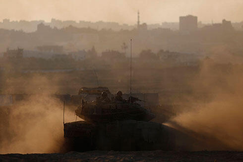 IDF tank on Gaza border (Archive photo: Reuters)