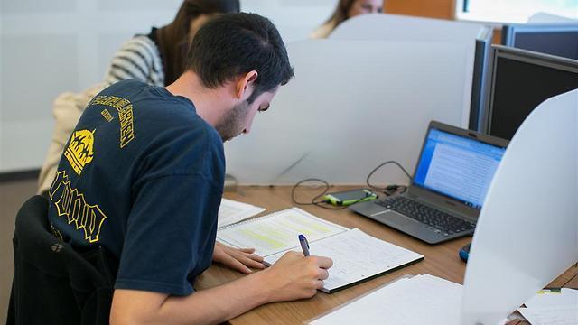 Half student, half soldier. (Photo: Ohad Zwigenberg) (צילום: אוהד צויגנברג) Half student, half soldier. (Photo: Ohad Zwigenberg)