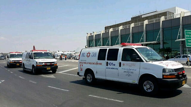 Эвакуация пострадавших с КПП "Эрез" в 2014 году. Фото: Управление аэропортов