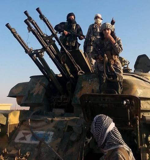 Islamic State militants in Raqqa (Photo: AP) (צילום: AP) Islamic State militants in Raqqa (Photo: AP)