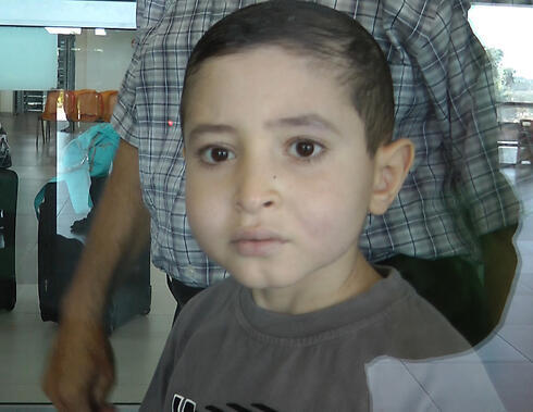 Palestinian child with cancer waits at Erez Crossing (Photo: Assaf Kamar)