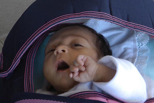 Palestinian baby at Erez crossing (Photo: Assaf Kamar)