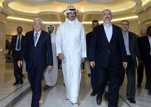 Abbas (left) and Khaled Mashal (right) in Doha with the Emir of Qatar (Photo: AFP) (צילום: AFP) Abbas (left) and Khaled Mashal (right) in Doha with the Emir of Qatar (Photo: AFP)