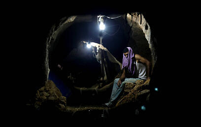 Smuggling tunnel between Egypt and Gaza (Archive photo: AP) (צילום: AP) Smuggling tunnel between Egypt and Gaza (Archive photo: AP)