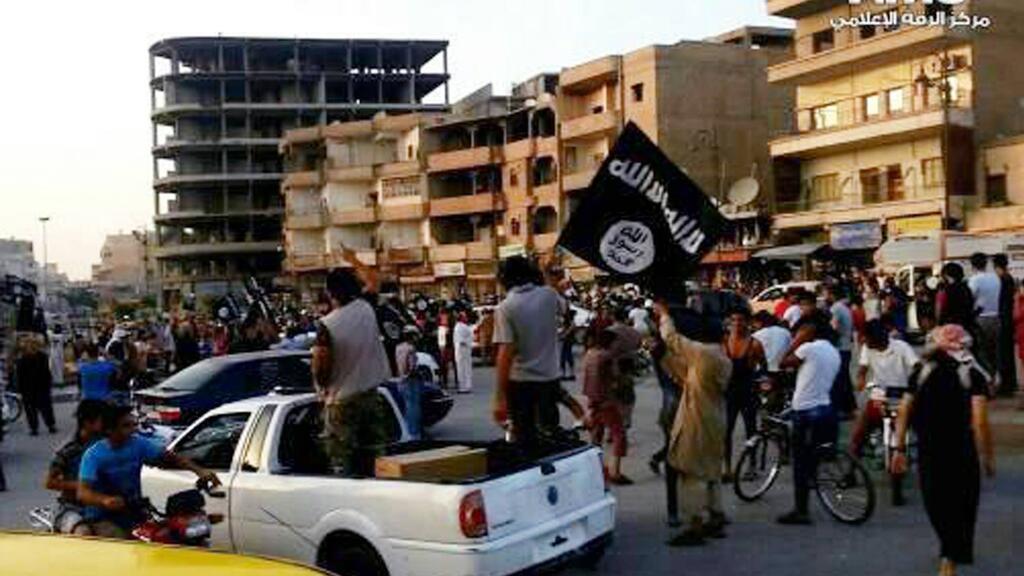 A flag of the Islamic State in northern Syria in 2014 (צילום: AP) A flag of the Islamic State in northern Syria in 2014