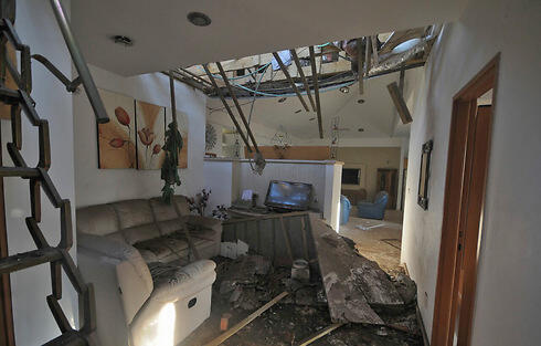 Damage caused to Ashkelon home (Photo: Avi Rokach)