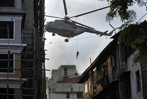 Indian commando rappels from a helicopter following attack on Chabad center in 2008 (Photo: AFP)