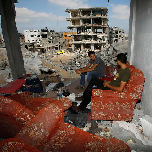 Palestinians return to ruined homes (Photo: Reuters)