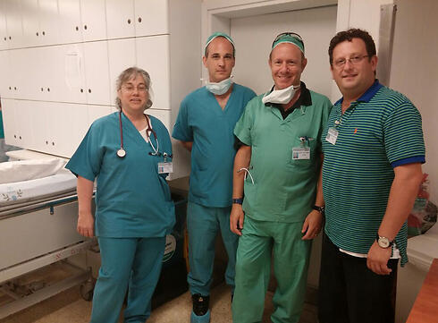 EVP founder Adi Zehavi with volunteers at Barzilai (Photo: EVP) (צילום: EVP) EVP founder Adi Zehavi with volunteers at Barzilai (Photo: EVP)