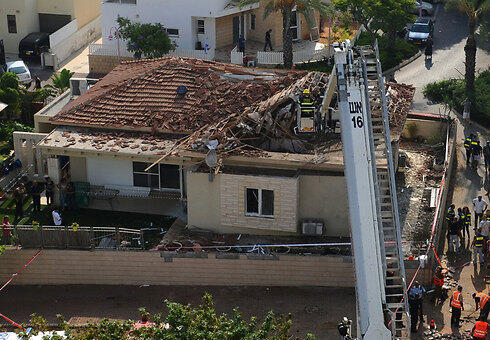 Damage to Israeli home during Gaza war, result of Hamas rocket fire on civilians (Photo: Avi Rokach) (צילום: אבי רוקח) Damage to Israeli home during Gaza war, result of Hamas rocket fire on civilians (Photo: Avi Rokach)
