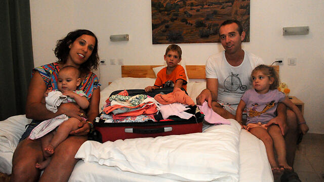 משפחת מאירוביץ' משפחות מ קיבוץ נחל עוז חוזרות היום ל קיבוץ נפרדים מ אורים