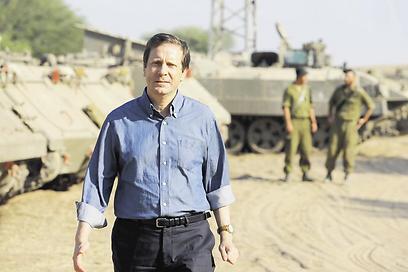 Herzog visits Gaza border during Operation Protective Edge. (Photo: Gadil Kabalo) (צילום: גדי קבלו) Herzog visits Gaza border during Operation Protective Edge. (Photo: Gadil Kabalo)