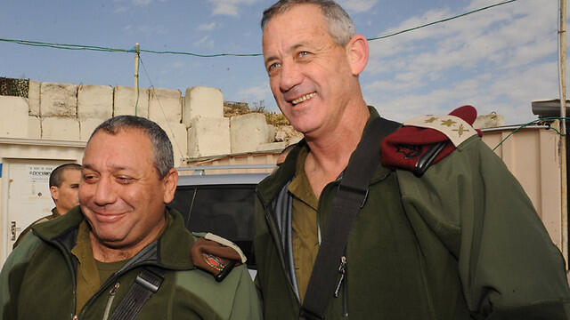 Eisenkot (left) with his predecessor Gantz (right).