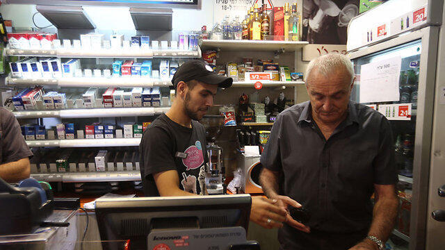 יצחק אהרונוביץ' ב תחנת דלק גבעה צרפתית ירושלים (צילום: גיל יוחנן) יצחק אהרונוביץ' ב תחנת דלק גבעה צרפתית ירושלים