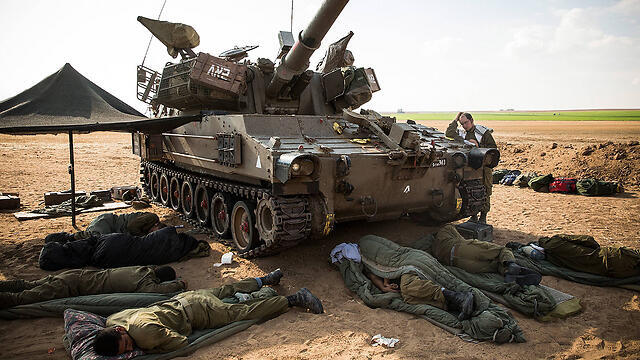 IDF troops sleeping next to their tank on the Gaza border during the 2014 war (צילום: gettyimages) IDF troops sleeping next to their tank on the Gaza border during the 2014 war