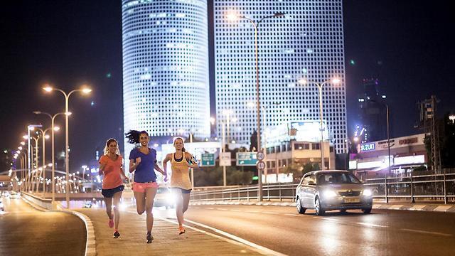 Ночной марафон. Фото: Асаф Бренер (צילום: דורון סרי ואסף ברנר) Ночной марафон. Фото: Асаф Бренер