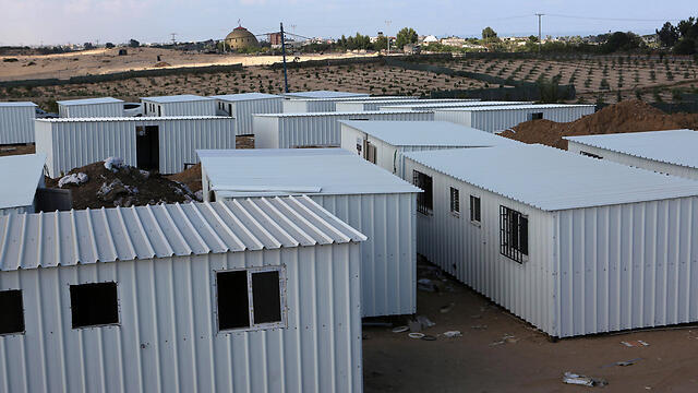 קראוונים בתים ניידים סופקו על ידי איחוד האמירויות חאן יונס פלסטינים שבתיהם נהרסו צוק איתן (צילום: AFP) קראוונים בתים ניידים סופקו על ידי איחוד האמירויות חאן יונס פלסטינים שבתיהם נהרסו צוק איתן