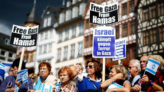 An anti-Israel protest in Frankfurt, Germany (Photo: Reuters) (צילום: רויטרס) An anti-Israel protest in Frankfurt, Germany (Photo: Reuters)