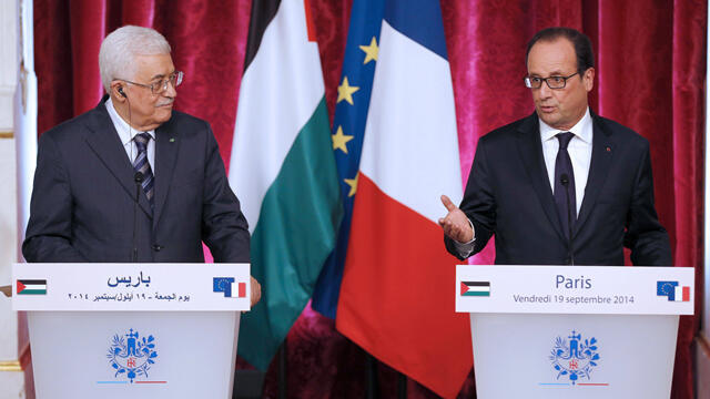 Palestnian President Mahmous Abbas meets with French President Francois Hollande (Photo: AFP/File)