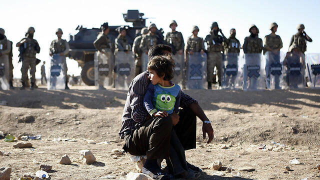 טורקיה כורדים סוריה דאעש פליטים ברחו גבול מאות אלפים (צילום: EPA) טורקיה כורדים סוריה דאעש פליטים ברחו גבול מאות אלפים