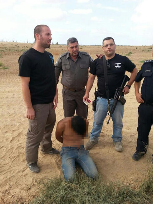 Palestinian caught on Gaza border (Photo: Radi Babian) (צילום: רפי בביאן) Palestinian caught on Gaza border (Photo: Radi Babian)