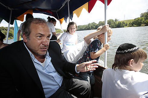 IFCJ President Rabbi Yechiel Eckstein with Jewish children near Zhytomyr refugee camp (Photo: Olivier Fitoussi) (צילום: אוליבייה פיטוסי) IFCJ President Rabbi Yechiel Eckstein with Jewish children near Zhytomyr refugee camp (Photo: Olivier Fitoussi)
