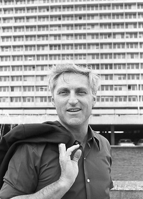 Lahat outside city hall (Photo: David Rubinger)