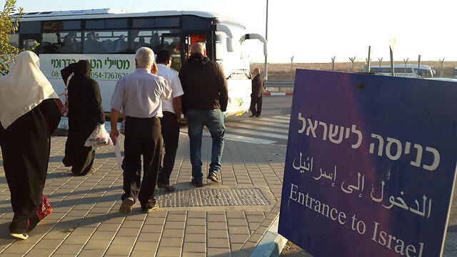 Palestinians crossing into Israel (Photo: Roi Idan)