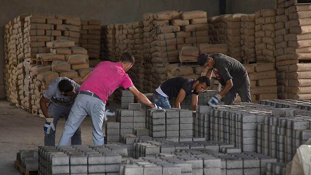 פקחי או"ם ביקור ב מפעל בטון ב עזה (צילום: AP) פקחי או"ם ביקור ב מפעל בטון ב עזה
