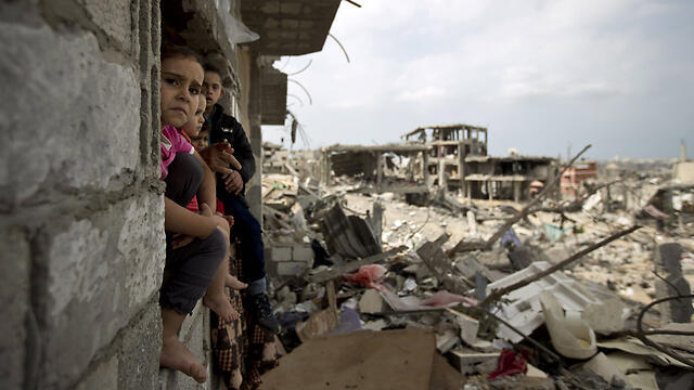 ילדים פלסטינים בחלון בניין הרוס ב אל תופאח מזרחית ל עזה לפני ועידת תורמים בקהיר