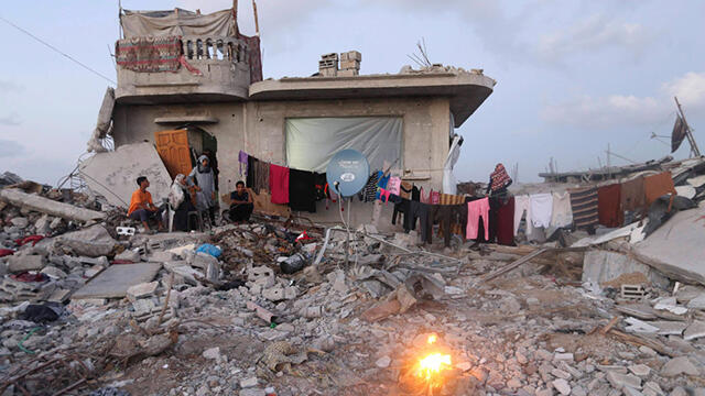Palestinian families in Gaza live in homes destroyed during Protective Edge (Photo: Reuters)