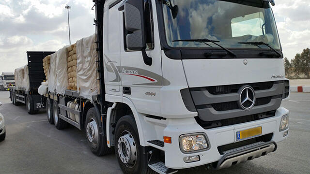 Truck bringing construction materials into Gaza at Kerem Shalom crossing (Archive: Coordinator of Government Activities in the Territories) (צילום: יחידת מתאם פעולות הממשלה בשטחים) Truck bringing construction materials into Gaza at Kerem Shalom crossing (Archive: Coordinator of Government Activities in the Territories)