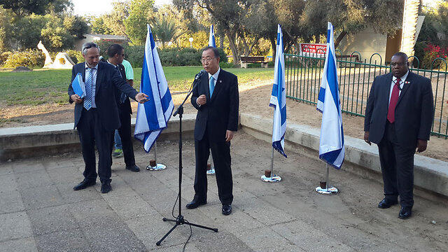 מזכ"ל ה או"ם אום באן קי מון מבקר ביקור ב קיבוץ נירים