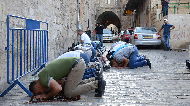 ירושלים הר הבית מוחים על הגבלת כניסה ל מסגד אל-אקצה מסגד שוטרים