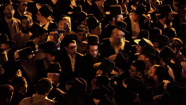 הלוויה תינוקת חיה זיסל ברון בת חנה פרידא נהרגה פיגוע דריסה רכבת קלה ירושלים (צילום: AFP) הלוויה תינוקת חיה זיסל ברון בת חנה פרידא נהרגה פיגוע דריסה רכבת קלה ירושלים