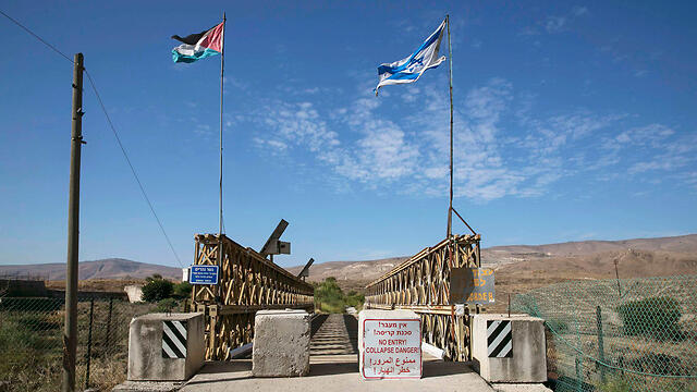 Israeli and Jordanian flags at the Naharayim bridge border crossing (צילום: רויטרס) Israeli and Jordanian flags at the Naharayim bridge border crossing