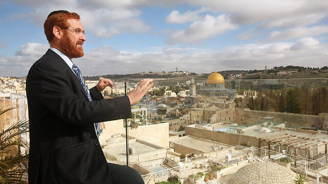 Glick looks out over Temple Mount in 2013 (Photo: EPA) (צילום: EPA) Glick looks out over Temple Mount in 2013 (Photo: EPA)