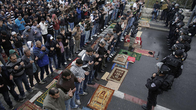 Palestinian worshipers pray as Israeli security forces block their entrance to the Temple Mount (Photo: AFP) (צילום: AFP) Palestinian worshipers pray as Israeli security forces block their entrance to the Temple Mount (Photo: AFP)