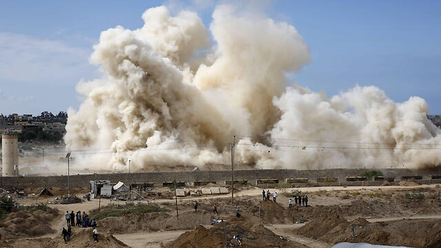 Egypt hits Gaza border to clear buffer zone (Photo: AFP) (צילום: AFP) Egypt hits Gaza border to clear buffer zone (Photo: AFP)