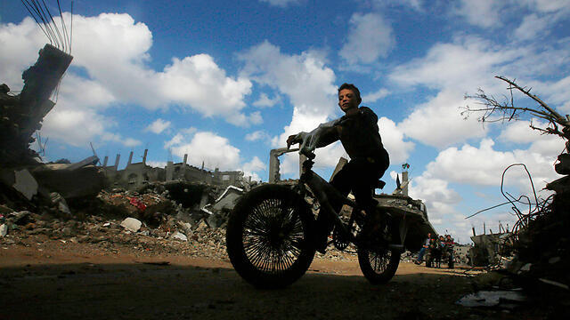A boy on his bike in Gaza City: 'Gazans want a different future.' (Photo: Reuters) (צילום: רויטרס) A boy on his bike in Gaza City: 'Gazans want a different future.' (Photo: Reuters)