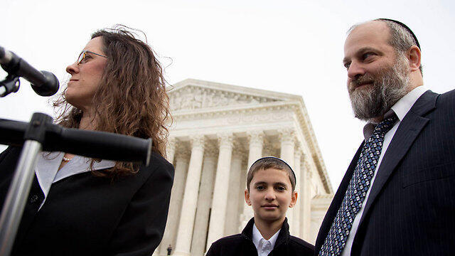 Menachem Zivotofsky and his father at the Supreme Court in Washington DC. (Photo:AP) (צילום: AP) Menachem Zivotofsky and his father at the Supreme Court in Washington DC. (Photo:AP)