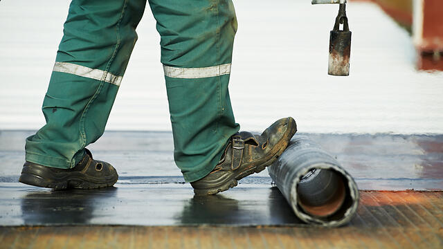 Гидроизоляция рубероидом. Фото: shutterstock (צילום: shutterstock) Гидроизоляция рубероидом. Фото: shutterstock