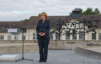 קנצלרית גרמניה אנגלה מרקל מחנה ריכוז דכאו (צילום: AP) קנצלרית גרמניה אנגלה מרקל מחנה ריכוז דכאו