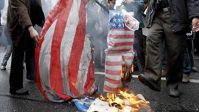 Iranians burn US flag as part of anti-US demonstration. (Photo: EPA) (צילום: EPA) Iranians burn US flag as part of anti-US demonstration. (Photo: EPA)