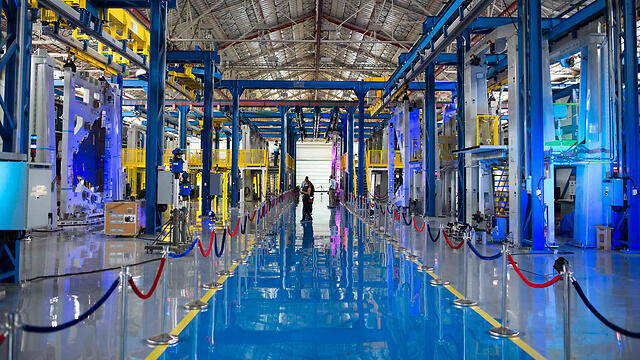 F-35 wing assembly line (Photo: Reuters) (צילום: רויטרס) F-35 wing assembly line (Photo: Reuters)