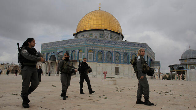 Security forces on Temple Mount. Escalation in Jerusalem gives glimpse into future that right-wing would lead us (Photo: Reuters)