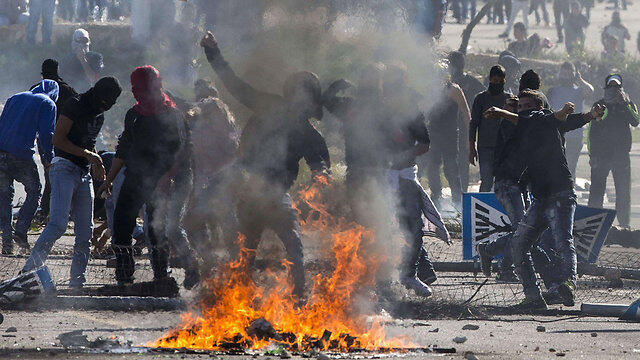 Rioters in Kafr Kanna (Photo: AFP) (צילום: AFP) Rioters in Kafr Kanna (Photo: AFP)